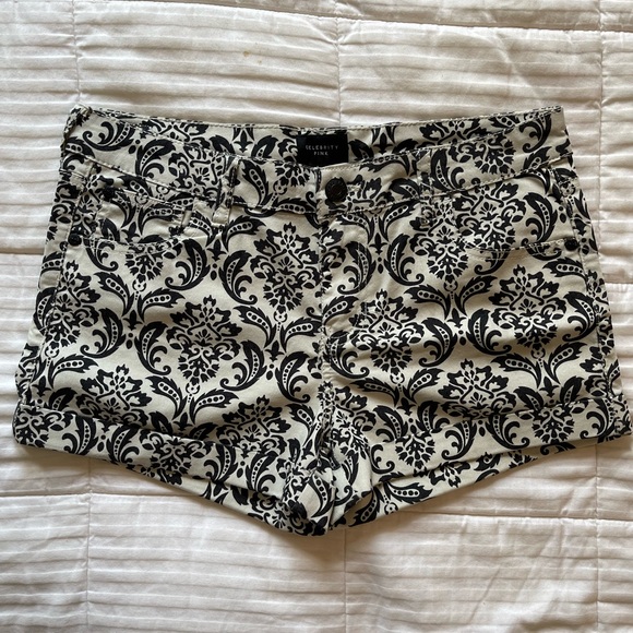 Celebrity Pink Pants - Shorts with print. Celebrity Pink brand. L size